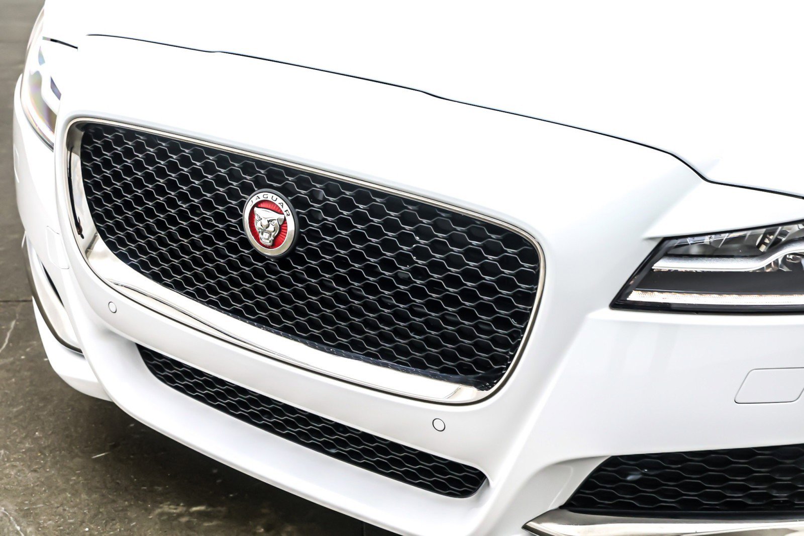 Used 2017 Jaguar XF Premium image 13