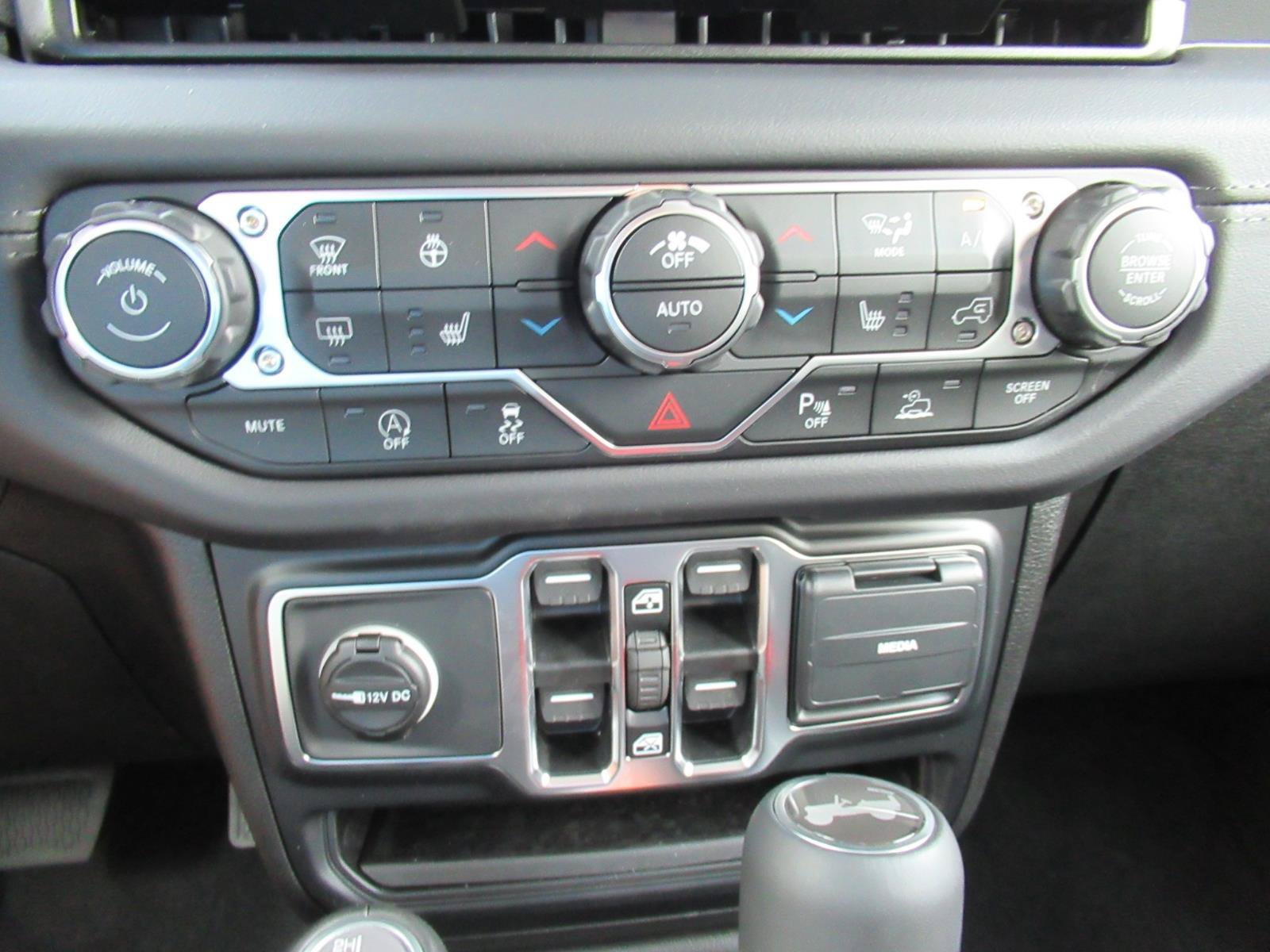 New 2026 Jeep Wrangler Unlimited Sahara AWD/4WD image 28