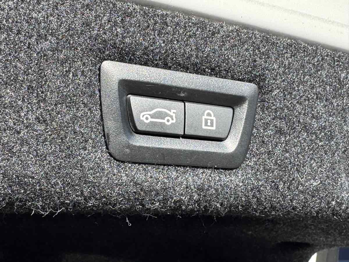 Used 2018 BMW 530e w/ Premium Package 2 image 11