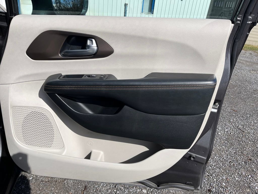 Used 2017 Chrysler Pacifica Touring-L Plus w/ Advanced Safetytec Group image 25