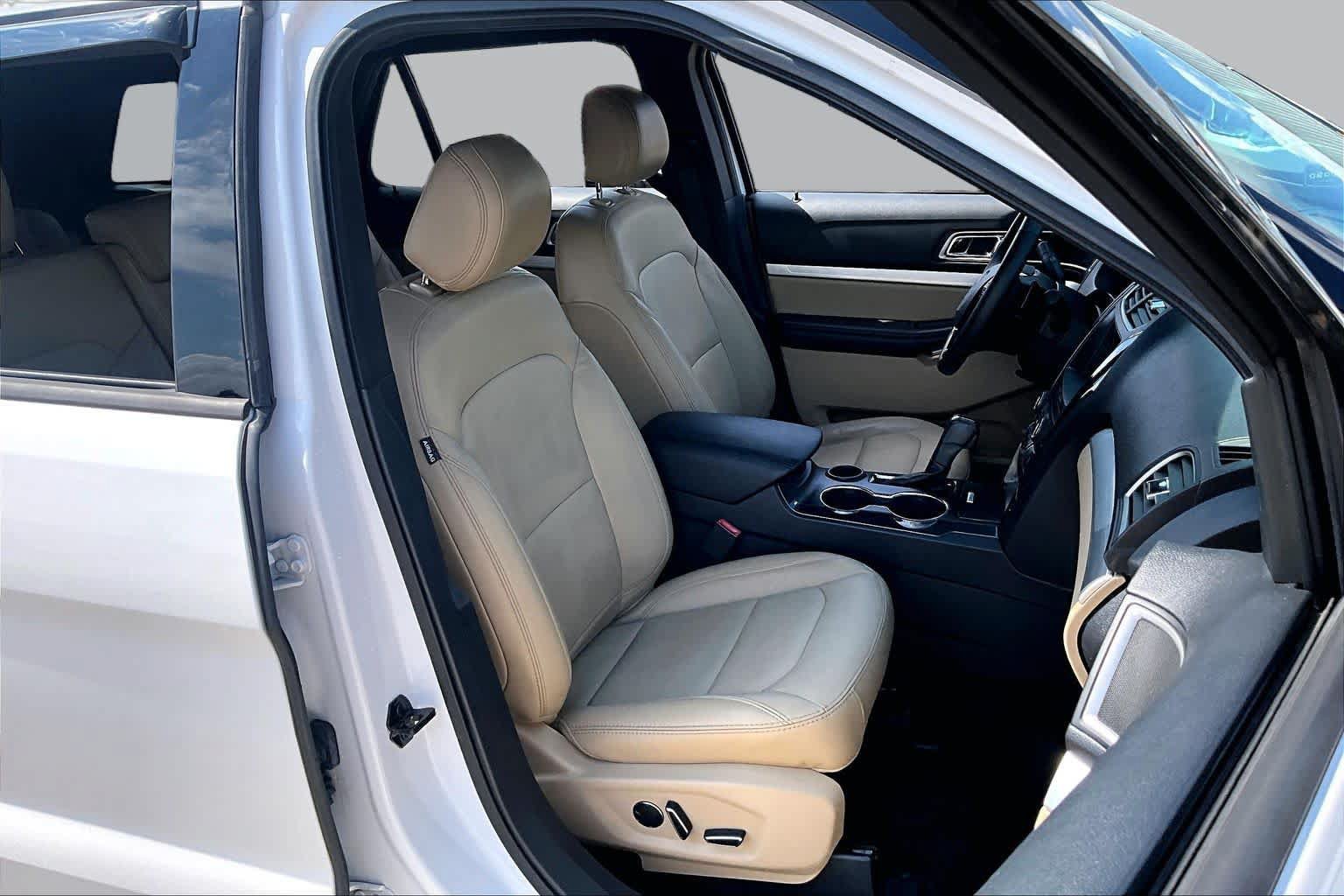 Used 2017 Ford Explorer XLT w/ Equipment Group 202A FWD image 9
