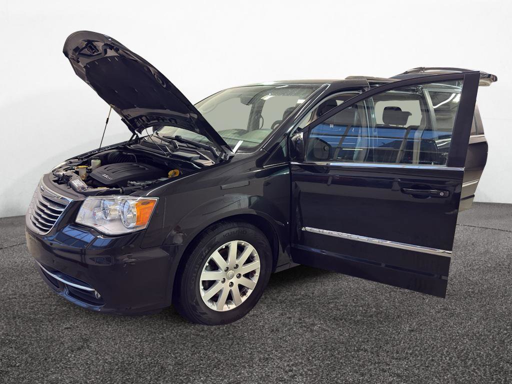 Used 2016 Chrysler Town & Country Touring image 9