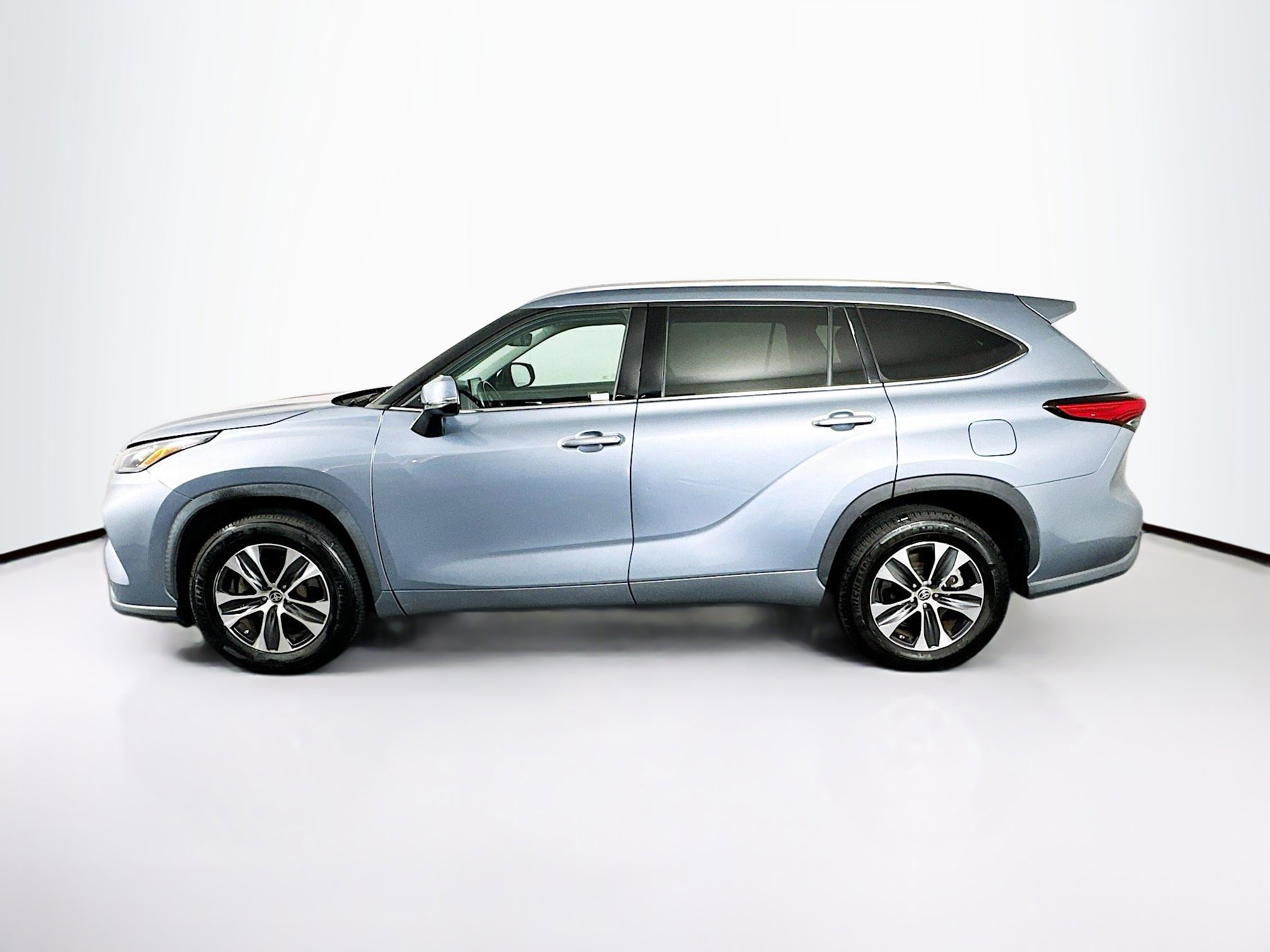 Used 2020 Toyota Highlander XLE FWD image 4