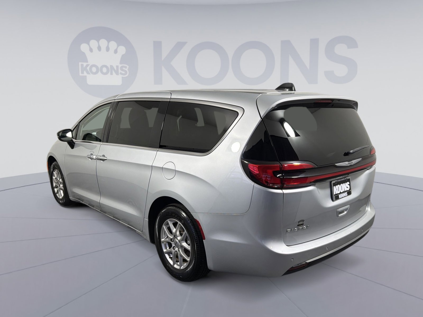 Used 2024 Chrysler Pacifica Touring-L image 4