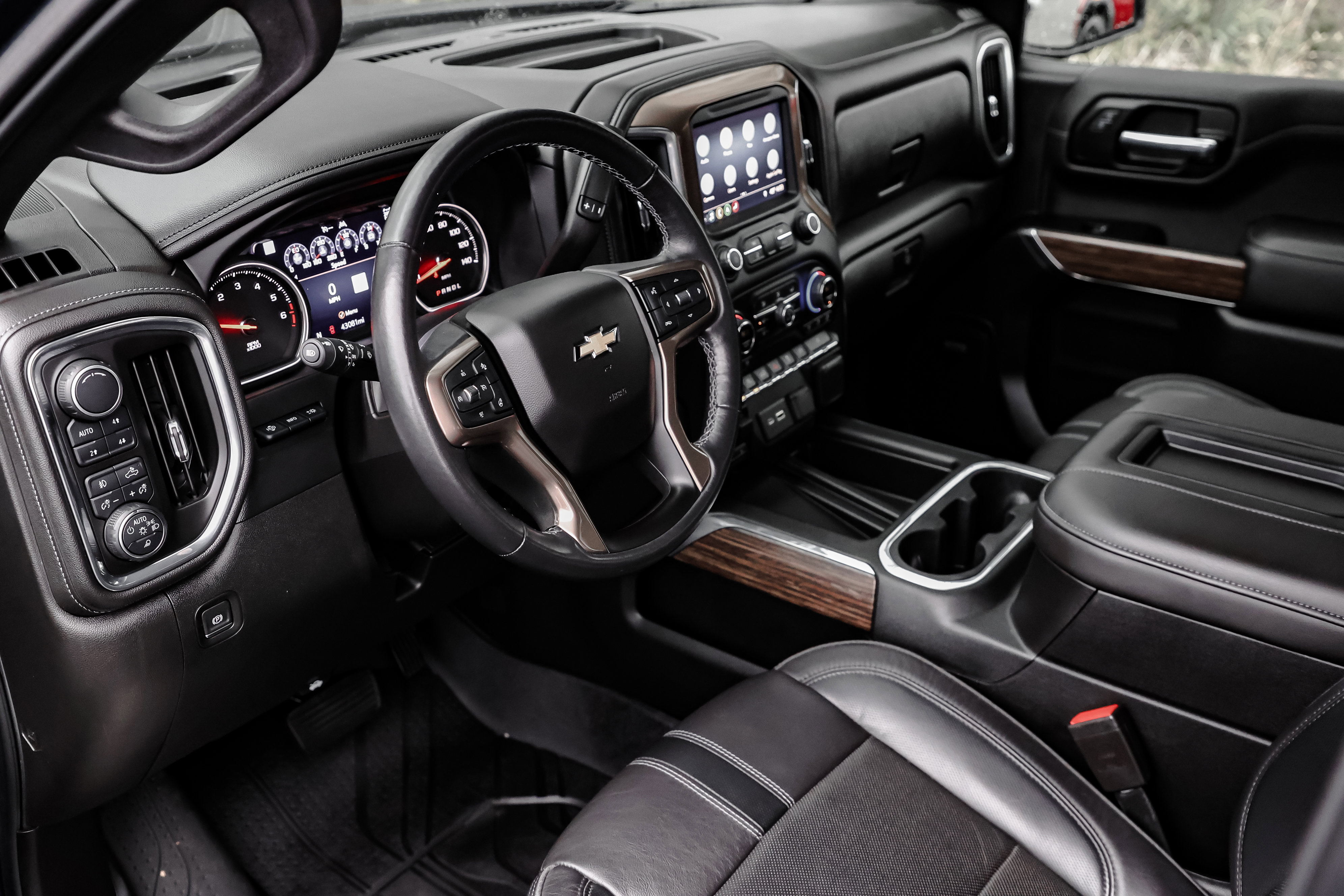 Used 2019 Chevrolet Silverado 1500 High Country w/ Technology Package image 16