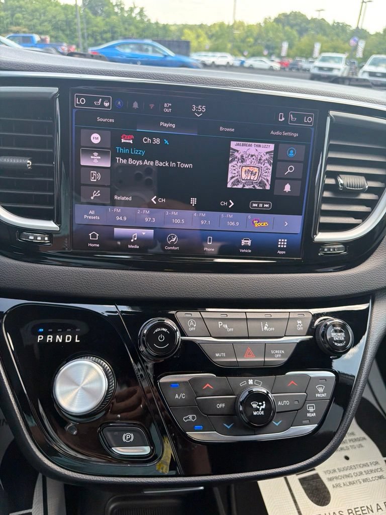 Used 2025 Chrysler Pacifica Select FWD image 11