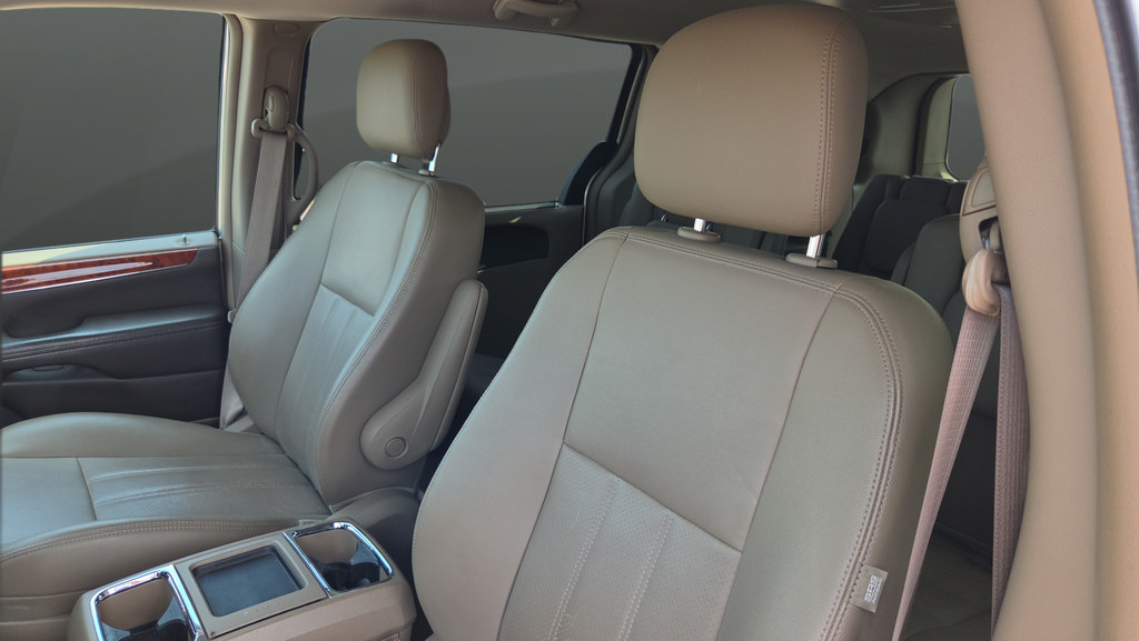 Used 2012 Chrysler Town & Country Touring-L w/ Driver Convenience Group FWD image 10