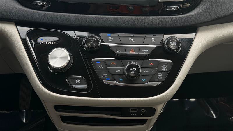 Used 2018 Chrysler Pacifica Touring-L FWD image 26