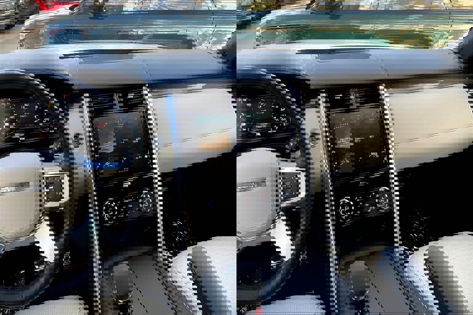 Used 2024 Land Rover Discovery Metropolitan Edition image 6