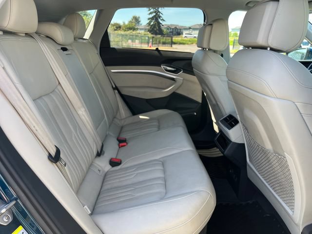 Used 2019 Audi e-tron Prestige w/ Prestige Package AWD/4WD image 12
