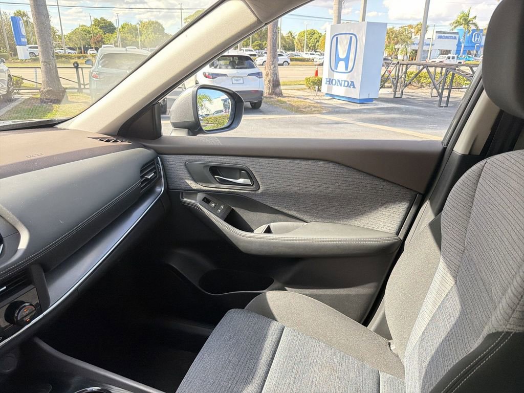 Used 2023 Nissan Rogue SV image 11