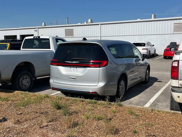 Used 2024 Chrysler Pacifica Touring-L image 3