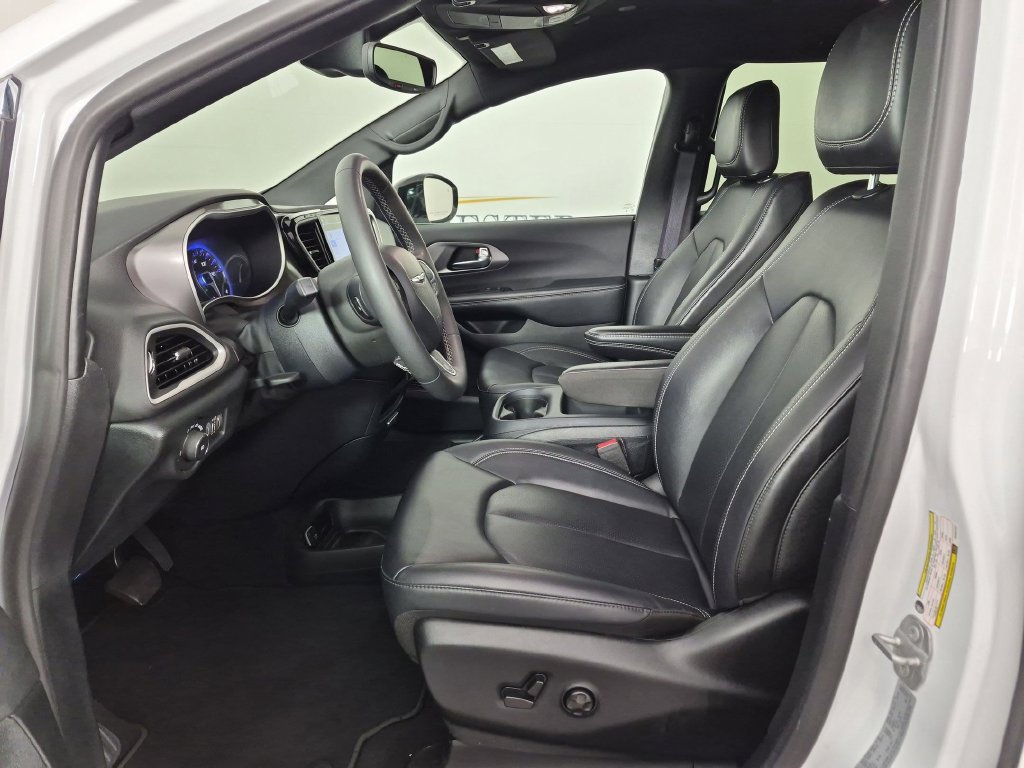 Used 2025 Chrysler Pacifica Select FWD image 16