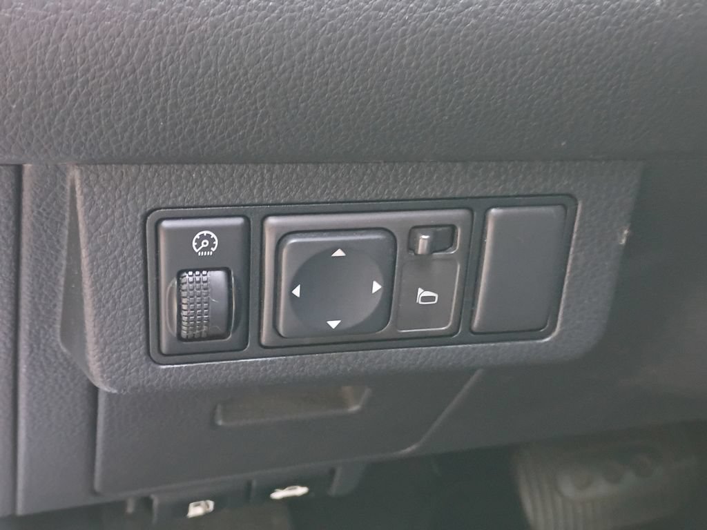 Used 2011 Nissan Versa 1.8 S w/ Plus Pkg FWD image 13