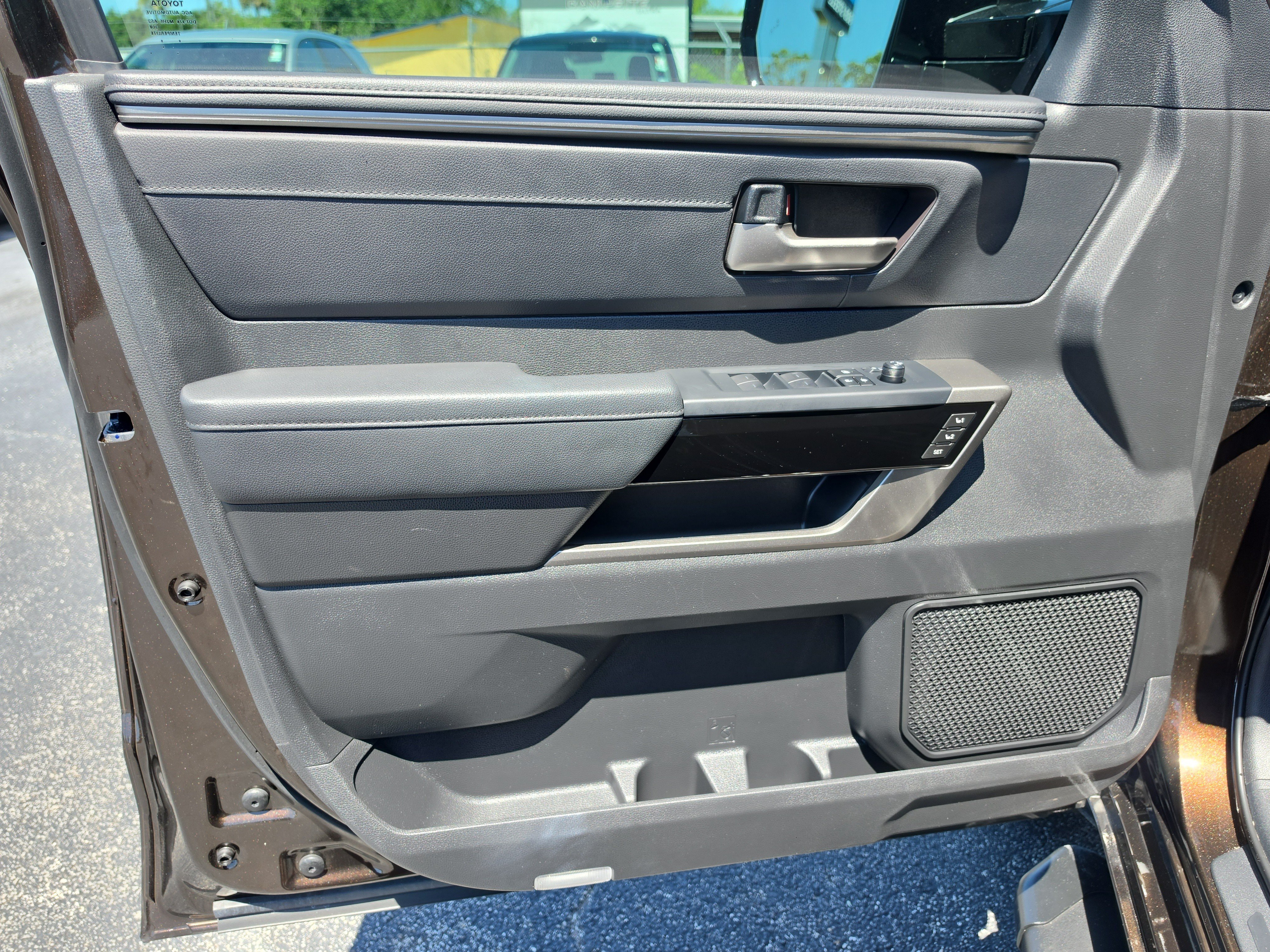 Used 2025 Toyota Tundra Limited AWD/4WD image 17
