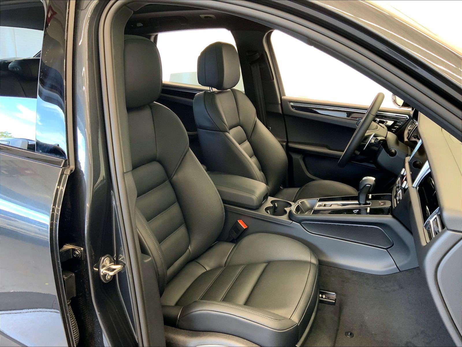 Certified 2026 Porsche Macan AWD/4WD image 18