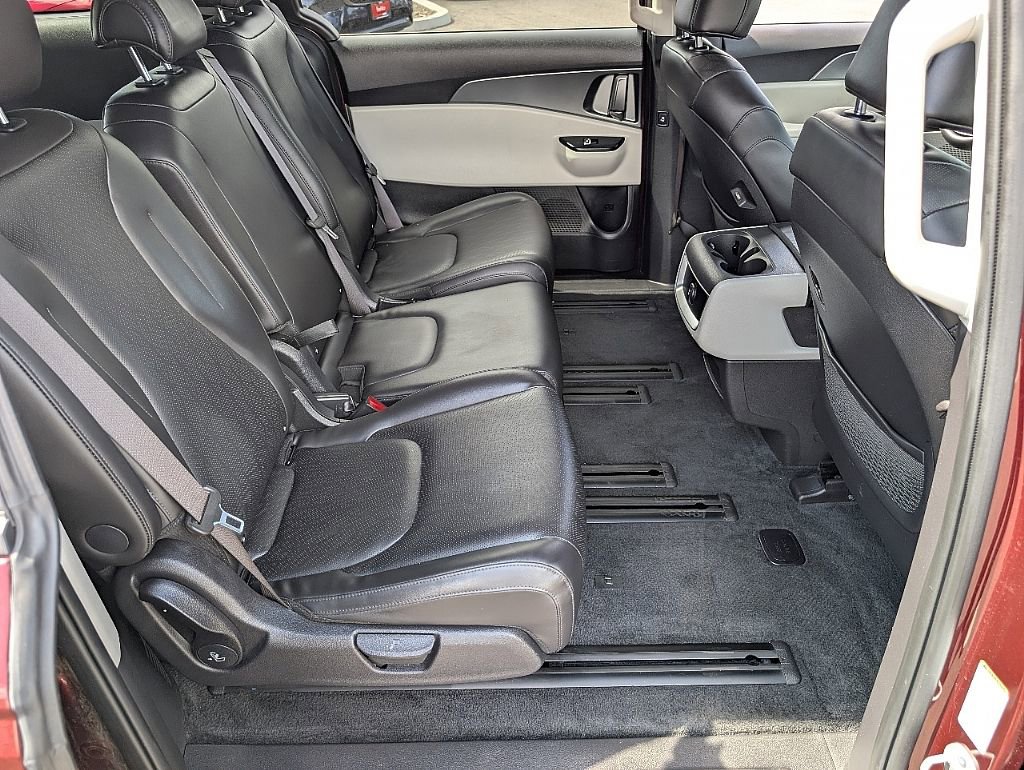 Used 2024 Kia Carnival LX FWD image 19
