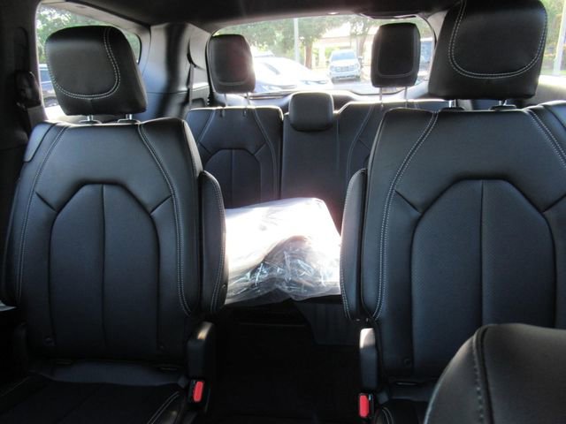 New 2027 Chrysler Pacifica Select FWD image 17