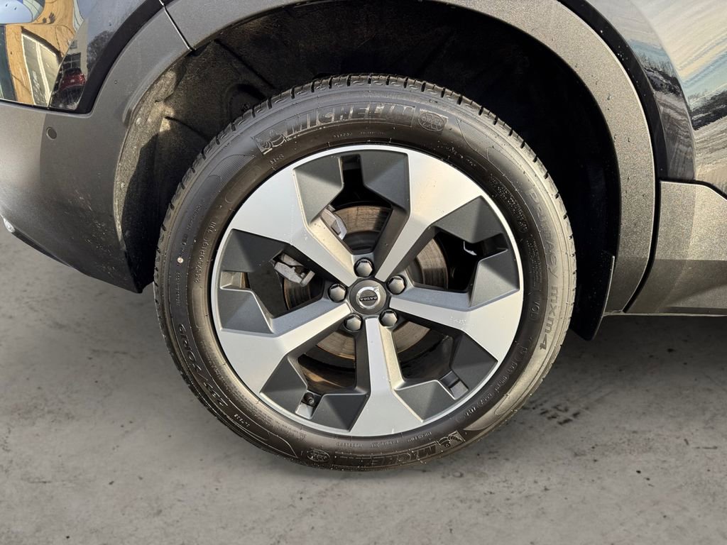 Certified 2025 Volvo XC40 B5 Plus image 9
