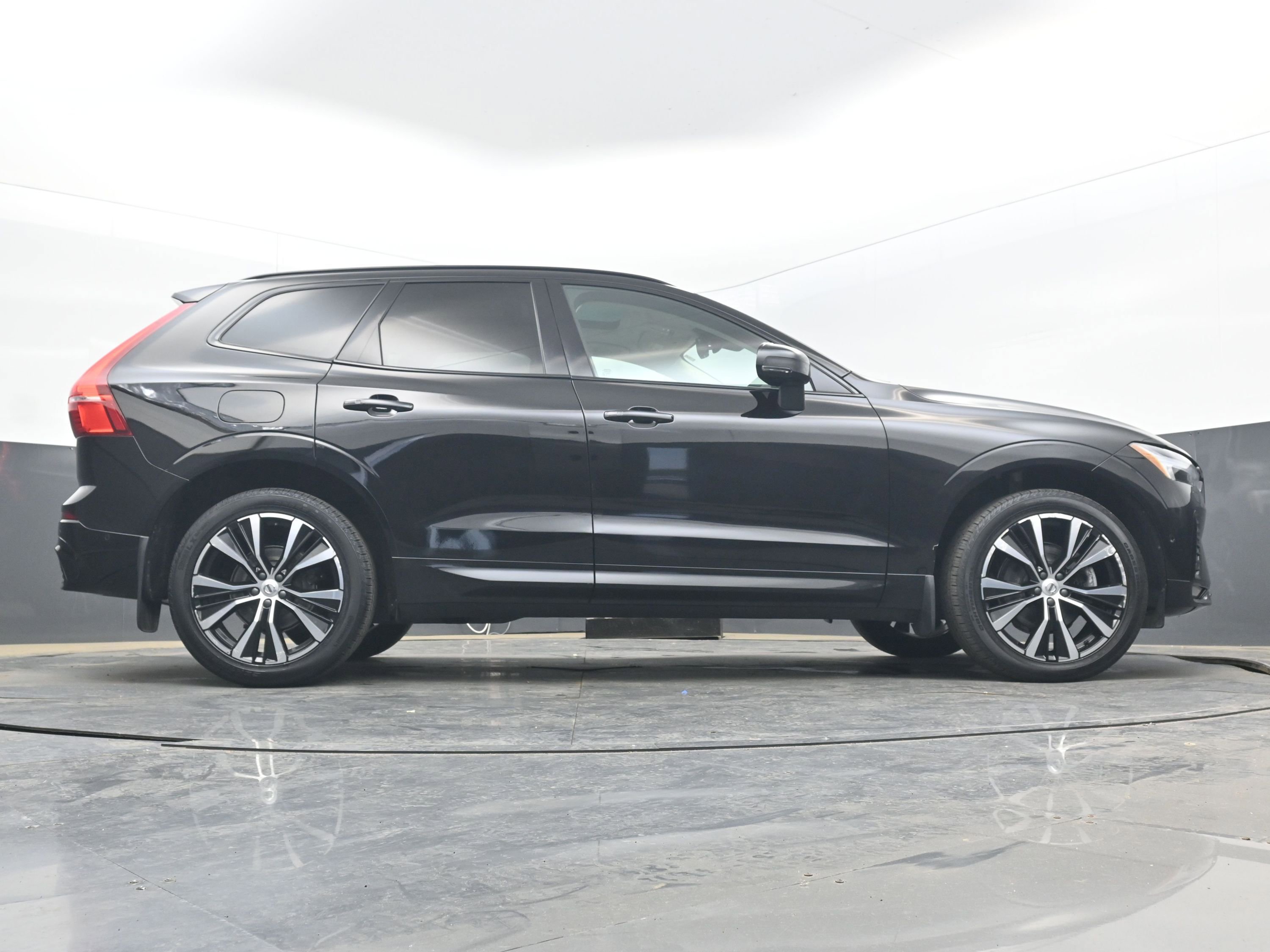 Used 2023 Volvo XC60 B5 Plus w/ Climate Package image 28