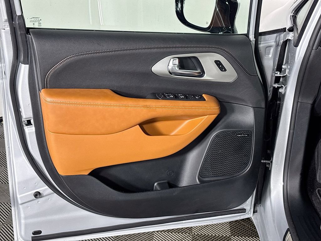 New 2026 Chrysler Pacifica Pinnacle image 10