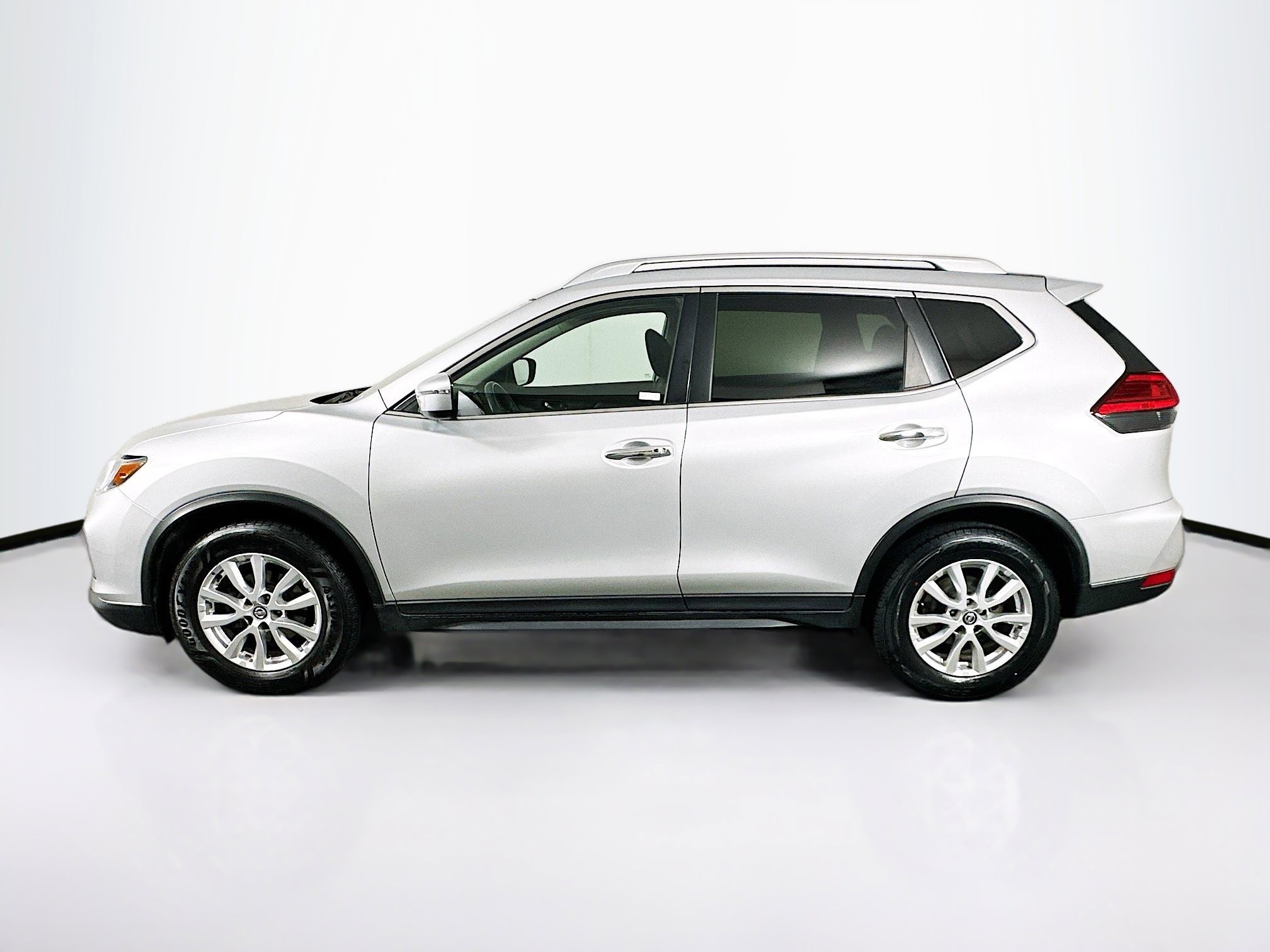 Used 2017 Nissan Rogue SV FWD image 4
