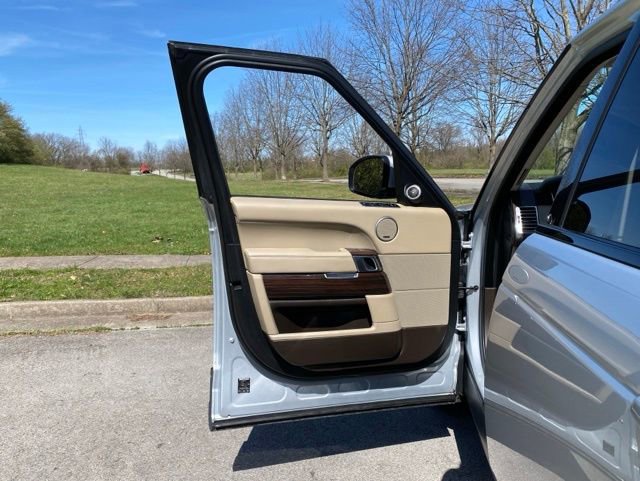 Used 2015 Land Rover Range Rover HSE image 12