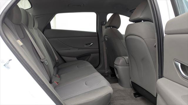 Used 2025 Hyundai Elantra SE FWD image 19