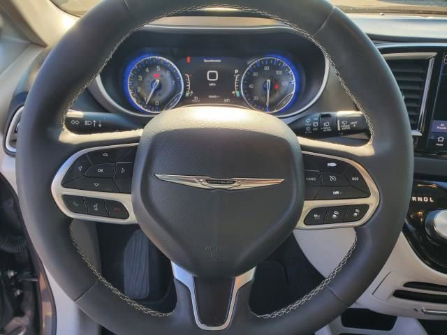 Used 2022 Chrysler Pacifica Touring-L image 21