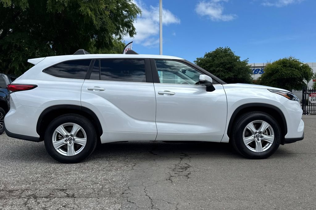 Used 2023 Toyota Highlander LE FWD video 2