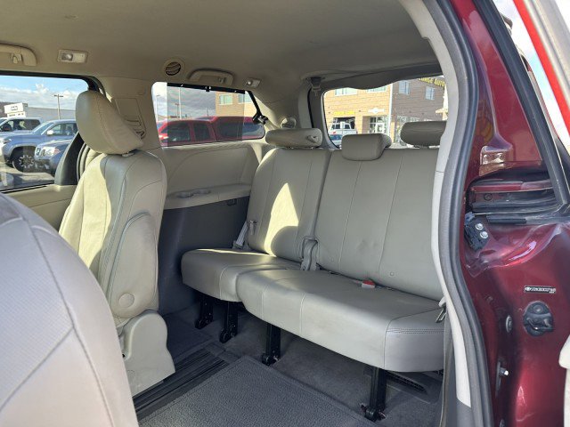 Used 2012 Toyota Sienna XLE image 15