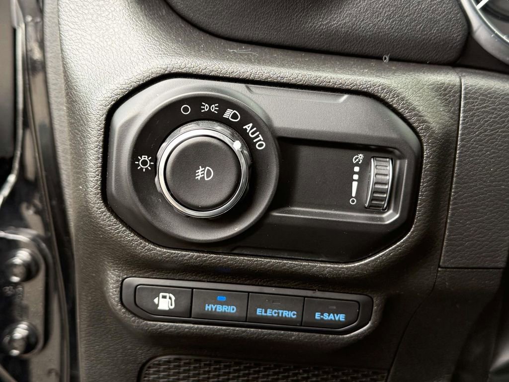 Used 2023 Jeep Wrangler Unlimited Sahara AWD/4WD image 29
