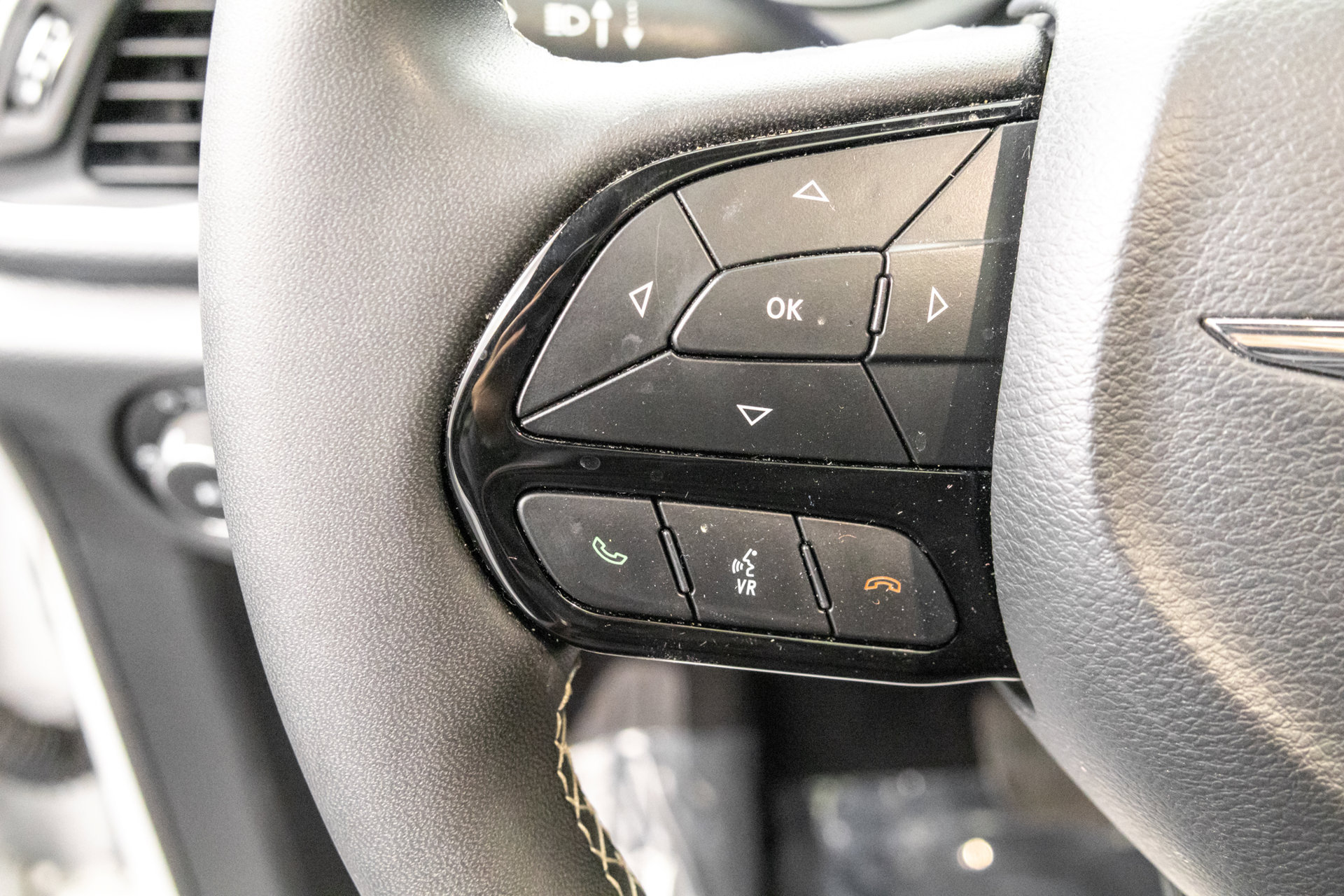 Used 2025 Chrysler Pacifica Limited FWD image 18