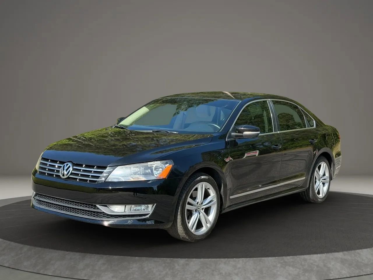 Used 2014 Volkswagen Passat TDI SEL Premium FWD image 1