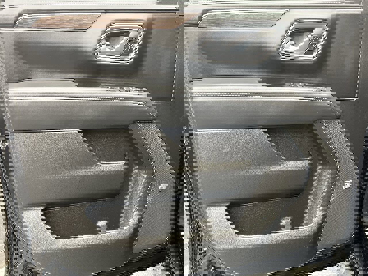 Certified 2022 Chevrolet Tahoe Z71 w/ Luxury Package AWD/4WD image 8