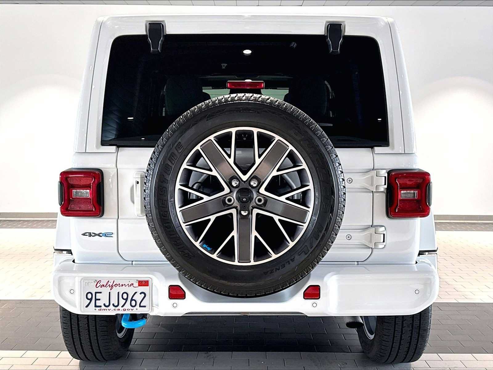 Used 2023 Jeep Wrangler Unlimited Sahara AWD/4WD image 9