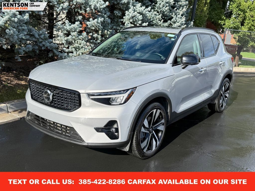 Used 2025 Volvo XC40 B5 Plus image 2