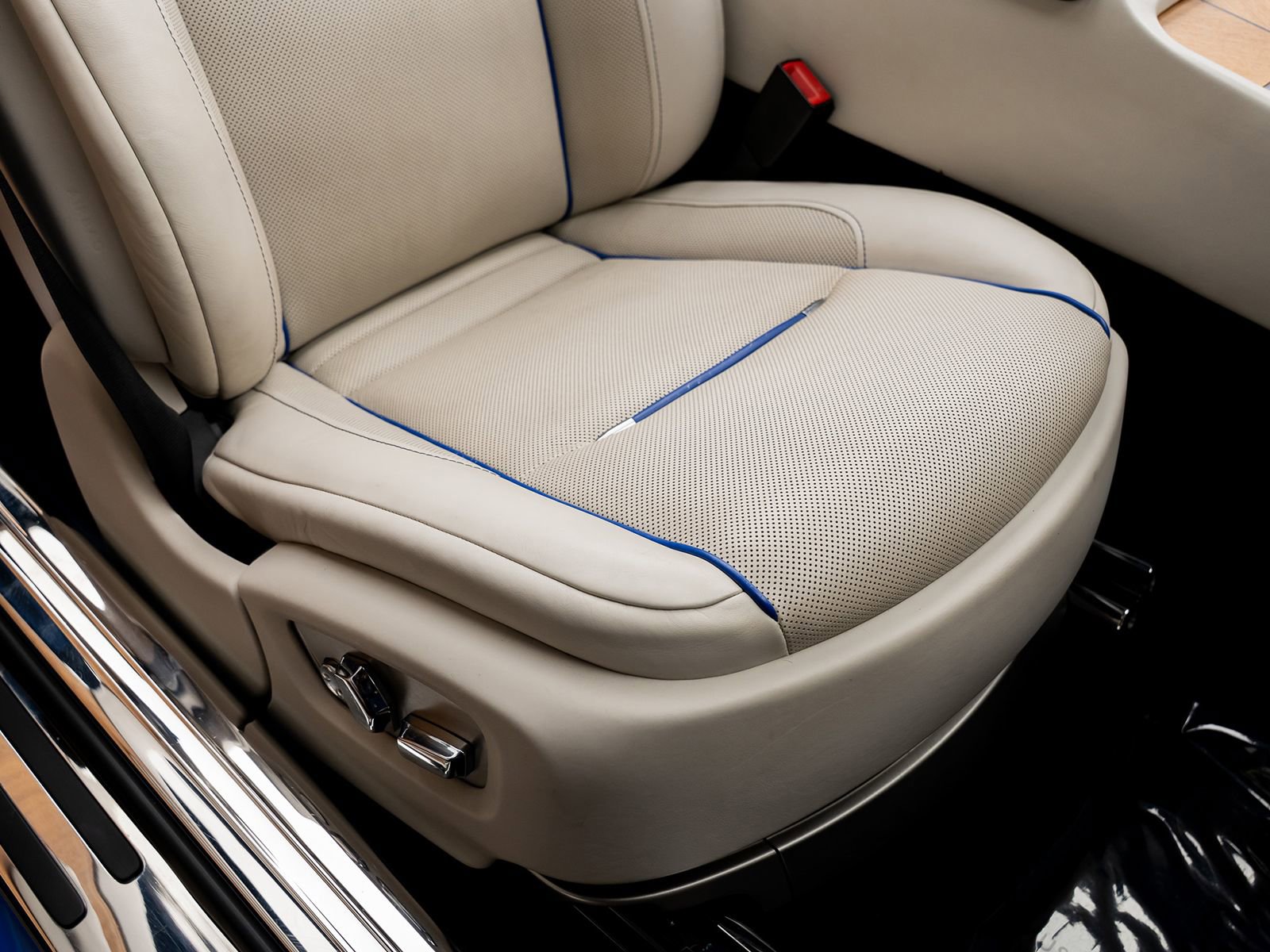 Used 2017 Rolls-Royce Dawn image 40