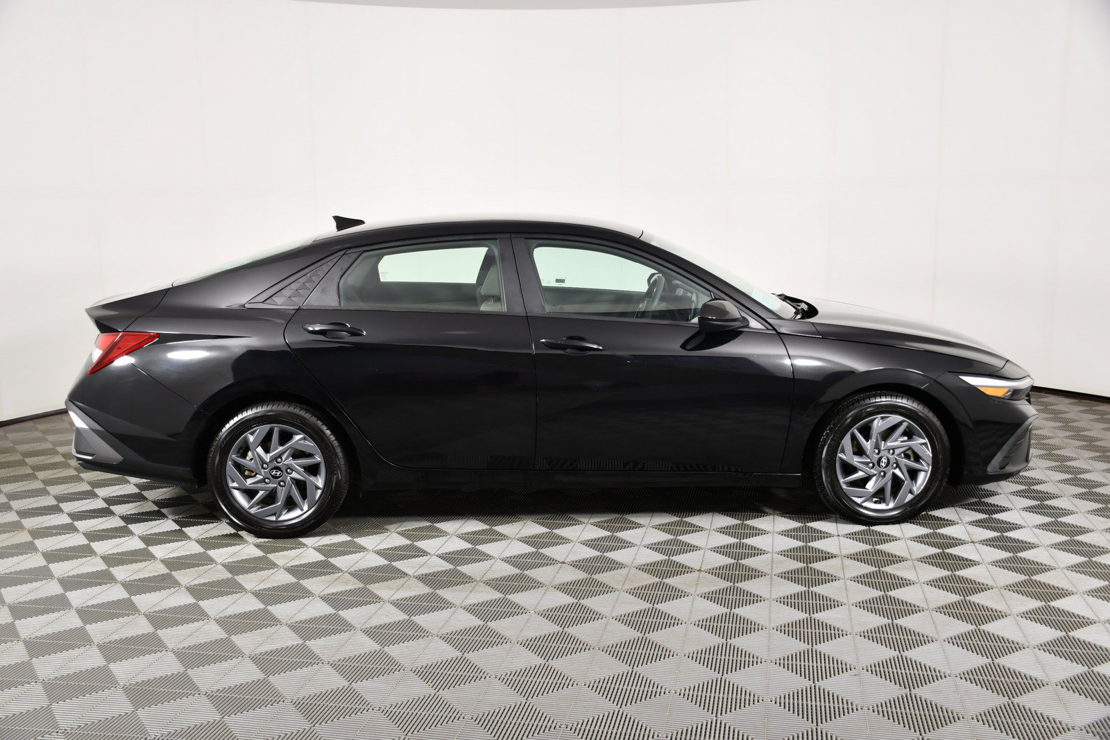 Used 2024 Hyundai Elantra SEL FWD image 5
