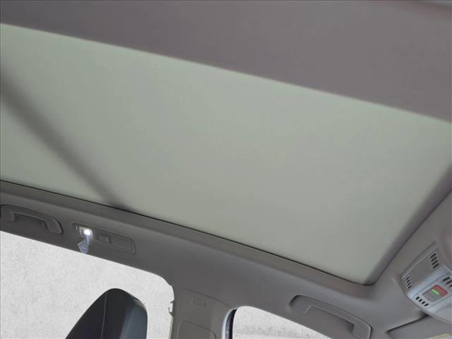 Used 2024 Volkswagen Tiguan SE w/ Panoramic Sunroof Package image 23