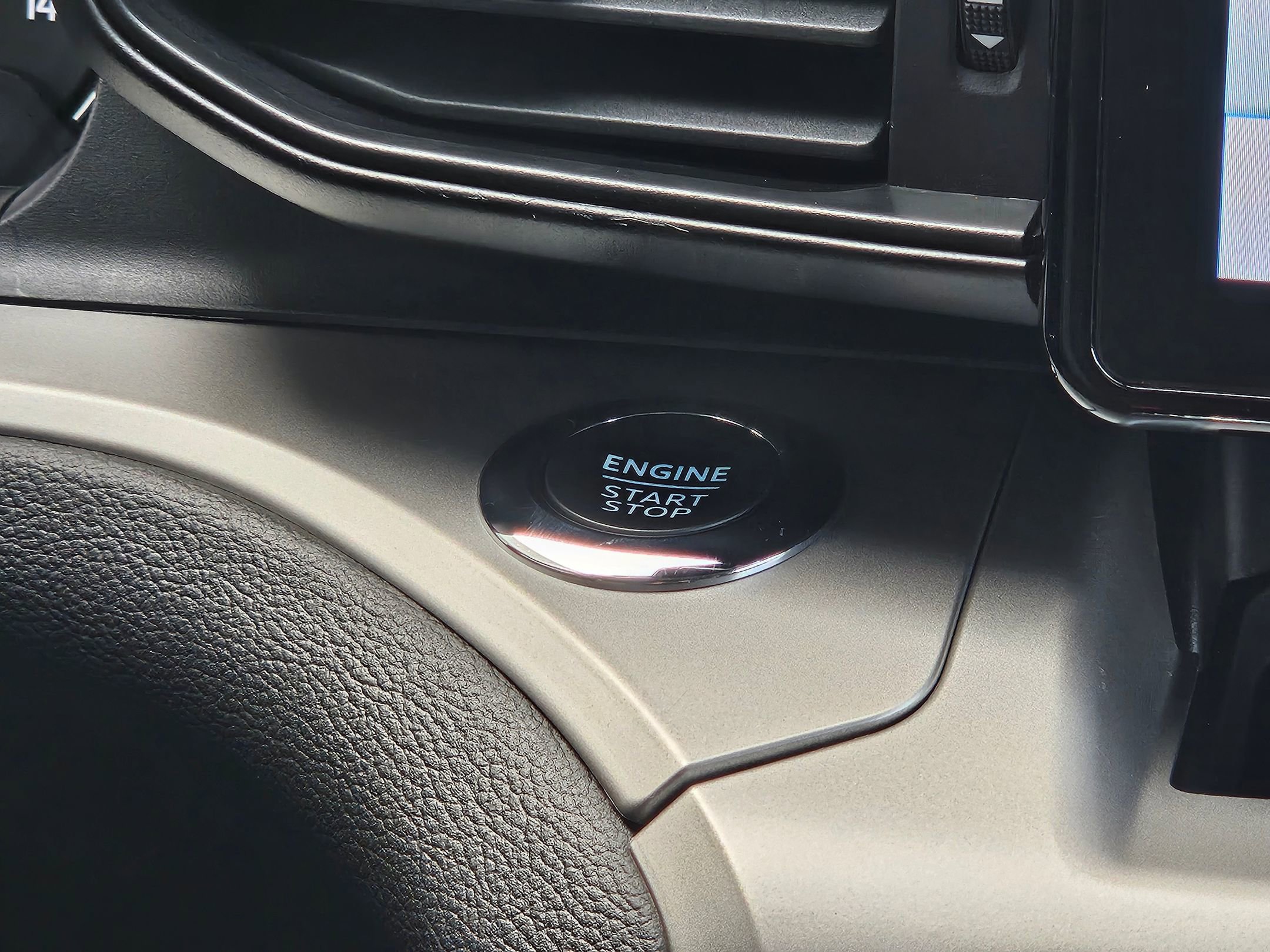 Used 2022 Ford Explorer XLT image 14