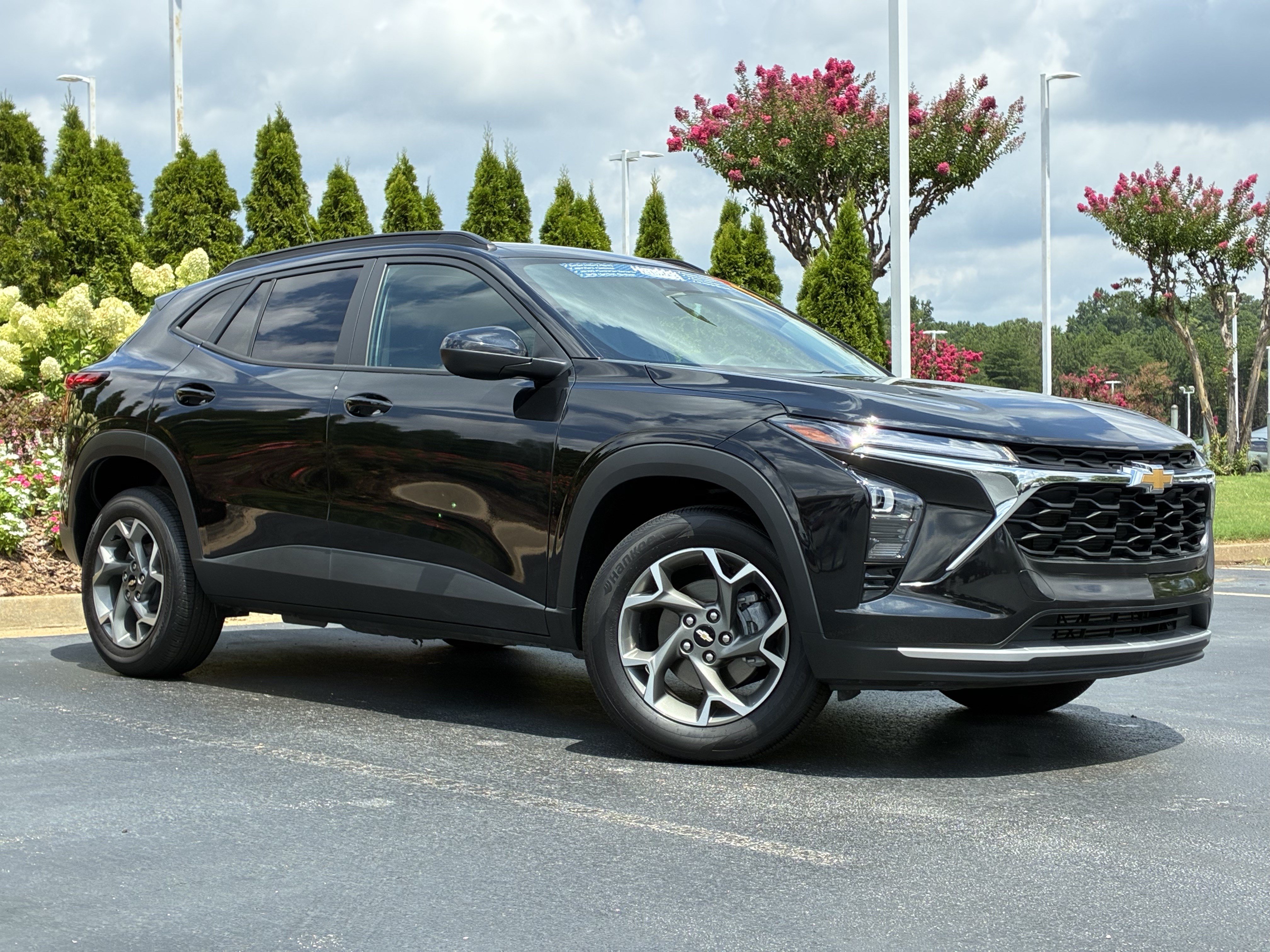 Used 2025 Chevrolet Trax LT FWD image 2