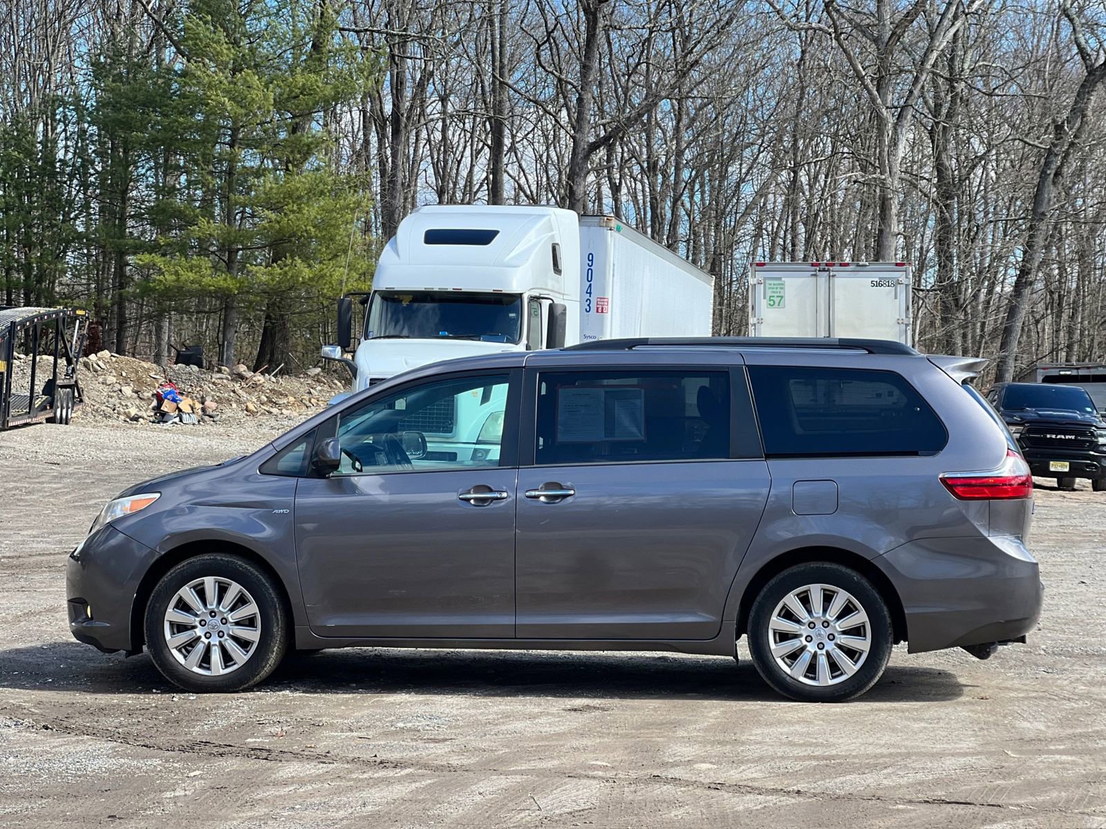 Used 2017 Toyota Sienna XLE AWD/4WD image 3