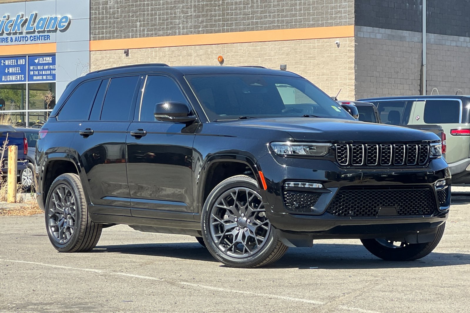 Used 2023 Jeep Grand Cherokee Summit AWD/4WD image 2