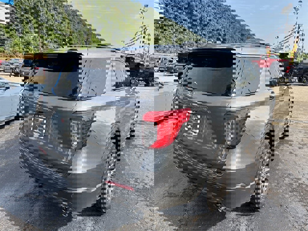 Used 2022 Ford Explorer XLT w/ Equipment Group 202A image 5