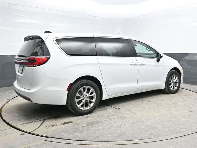 Used 2023 Chrysler Pacifica Touring-L image 7