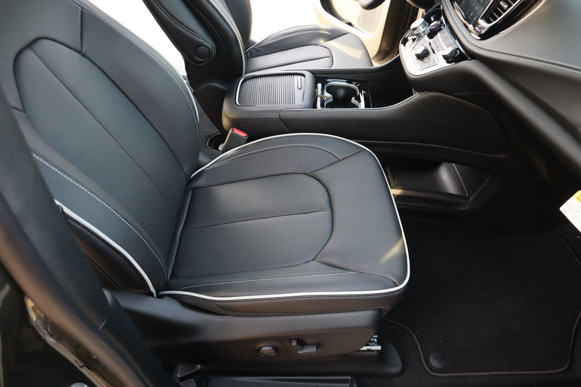 New 2027 Chrysler Pacifica Limited FWD image 15