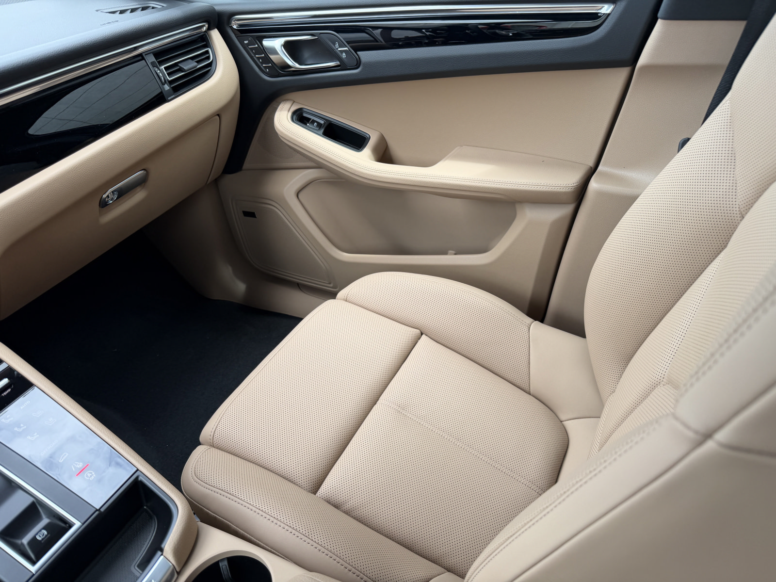 New 2026 Porsche Macan AWD/4WD image 20