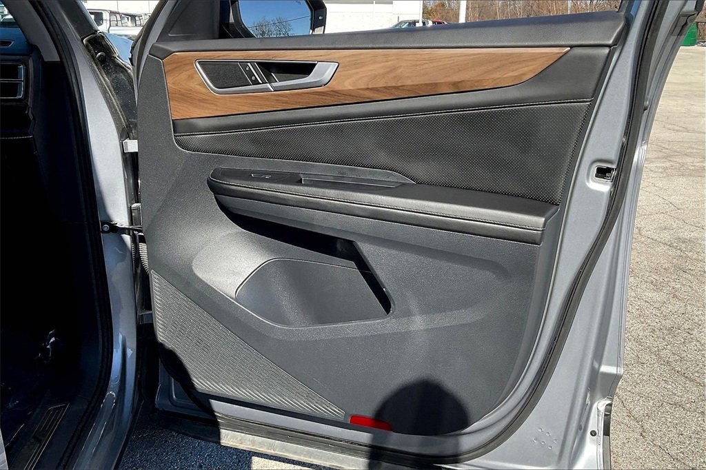 Used 2024 Volkswagen Atlas SE image 19