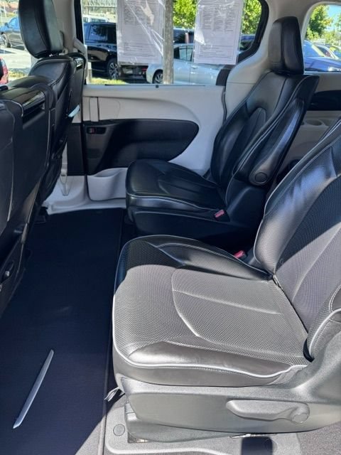 Used 2018 Chrysler Pacifica Limited w/ Advanced Safetytec Group FWD image 12